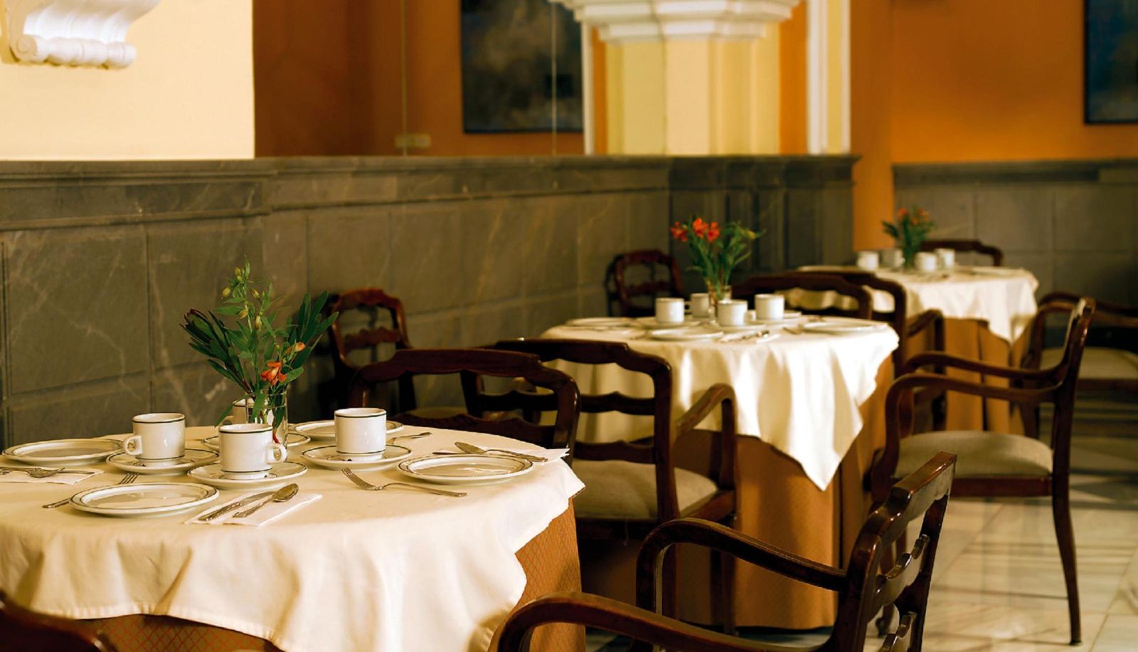Sala de desayunos dentro del restaurante - Inglaterra