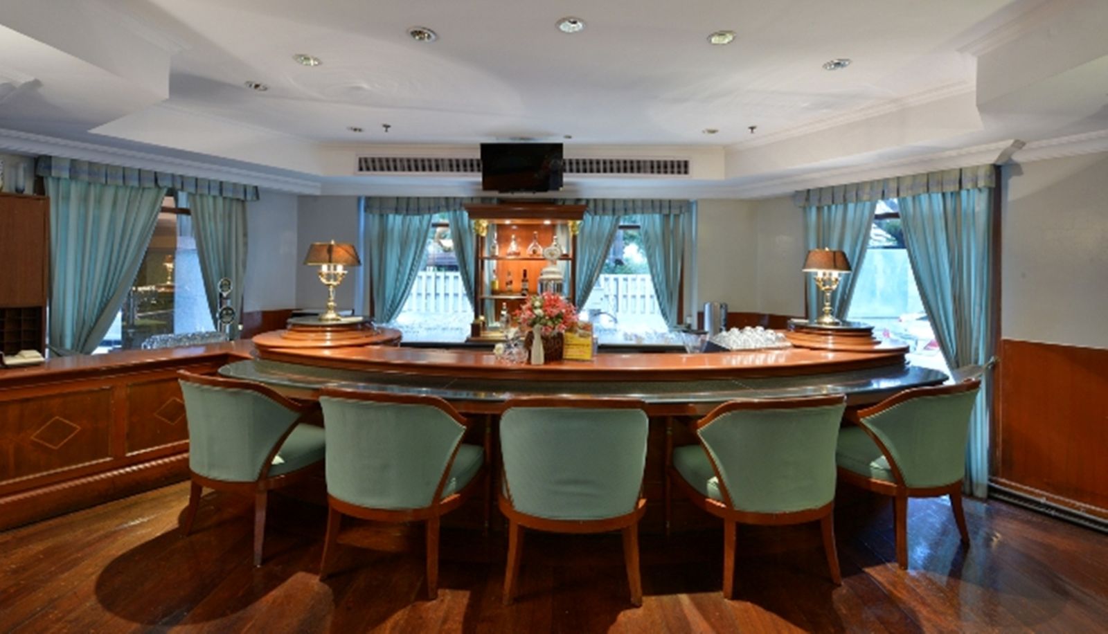 Lobby - Evergreen Laurel