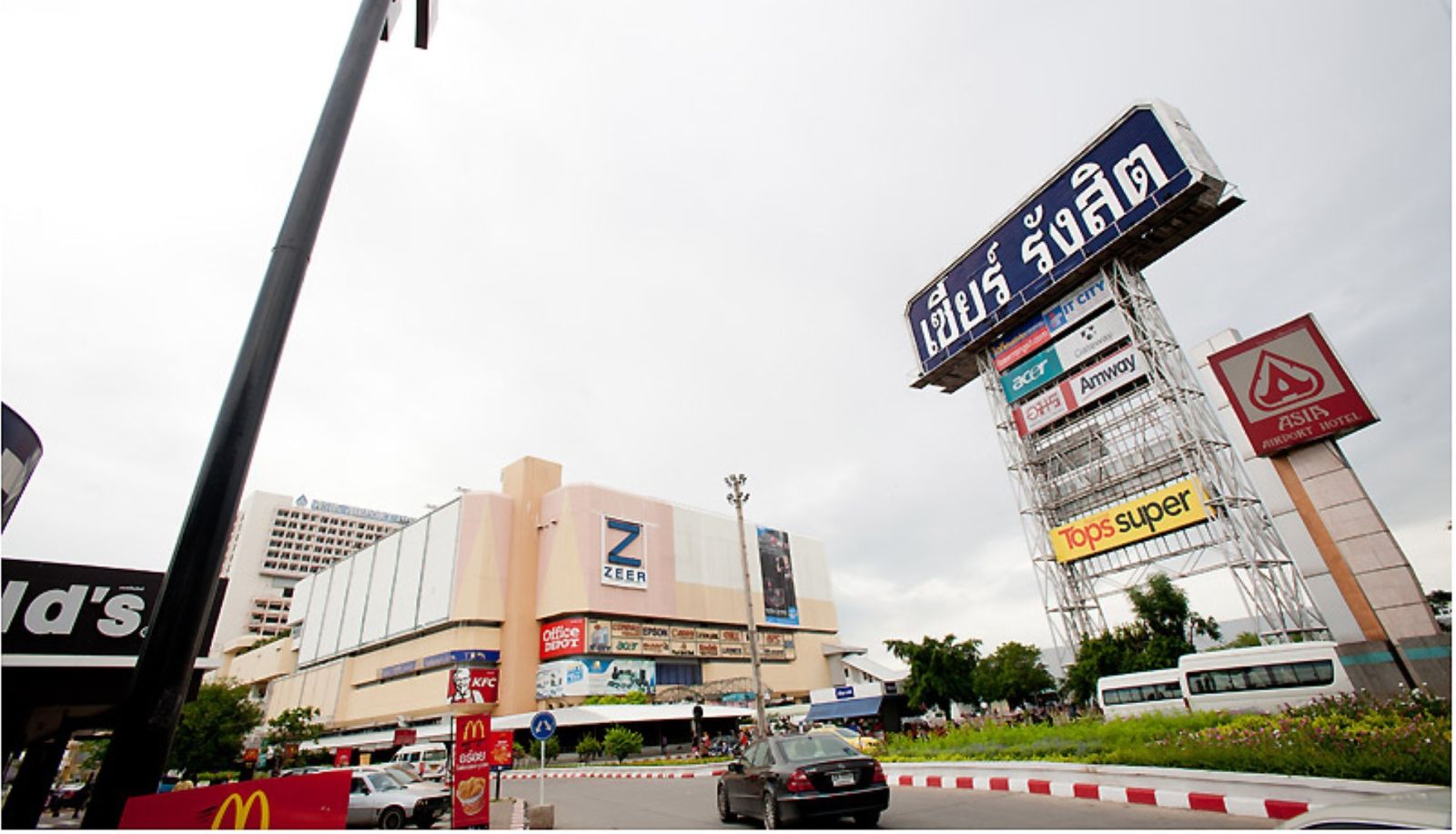 Buitenruimte van het hotel - ASIA AIRPORT HOTEL
