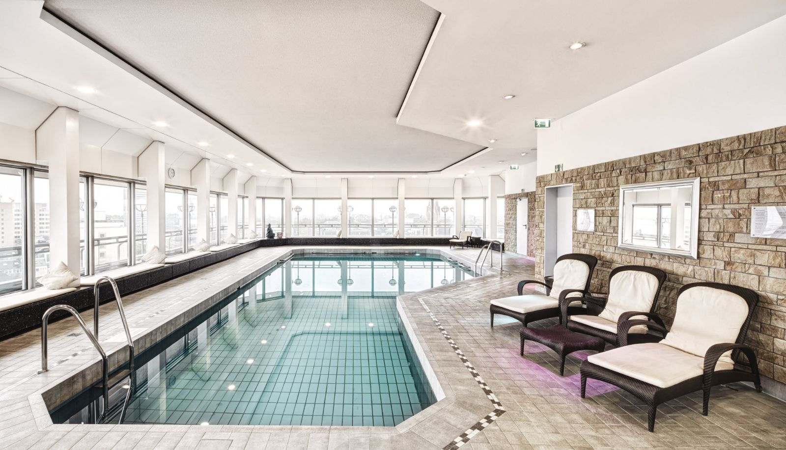 Piscina - CLAYTON HOTEL DUESSELDORF