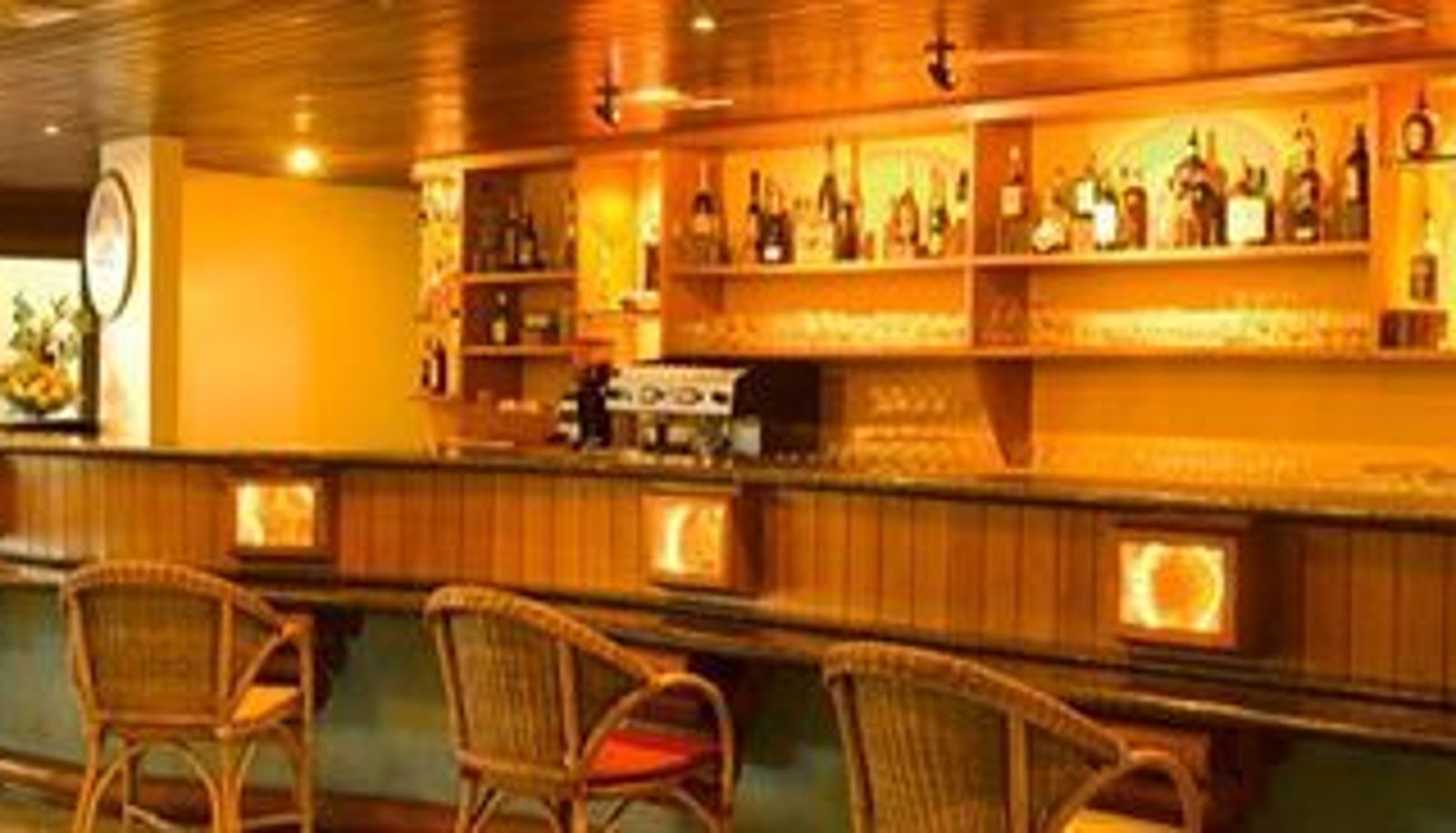 Bar - Summerville Beach Resort