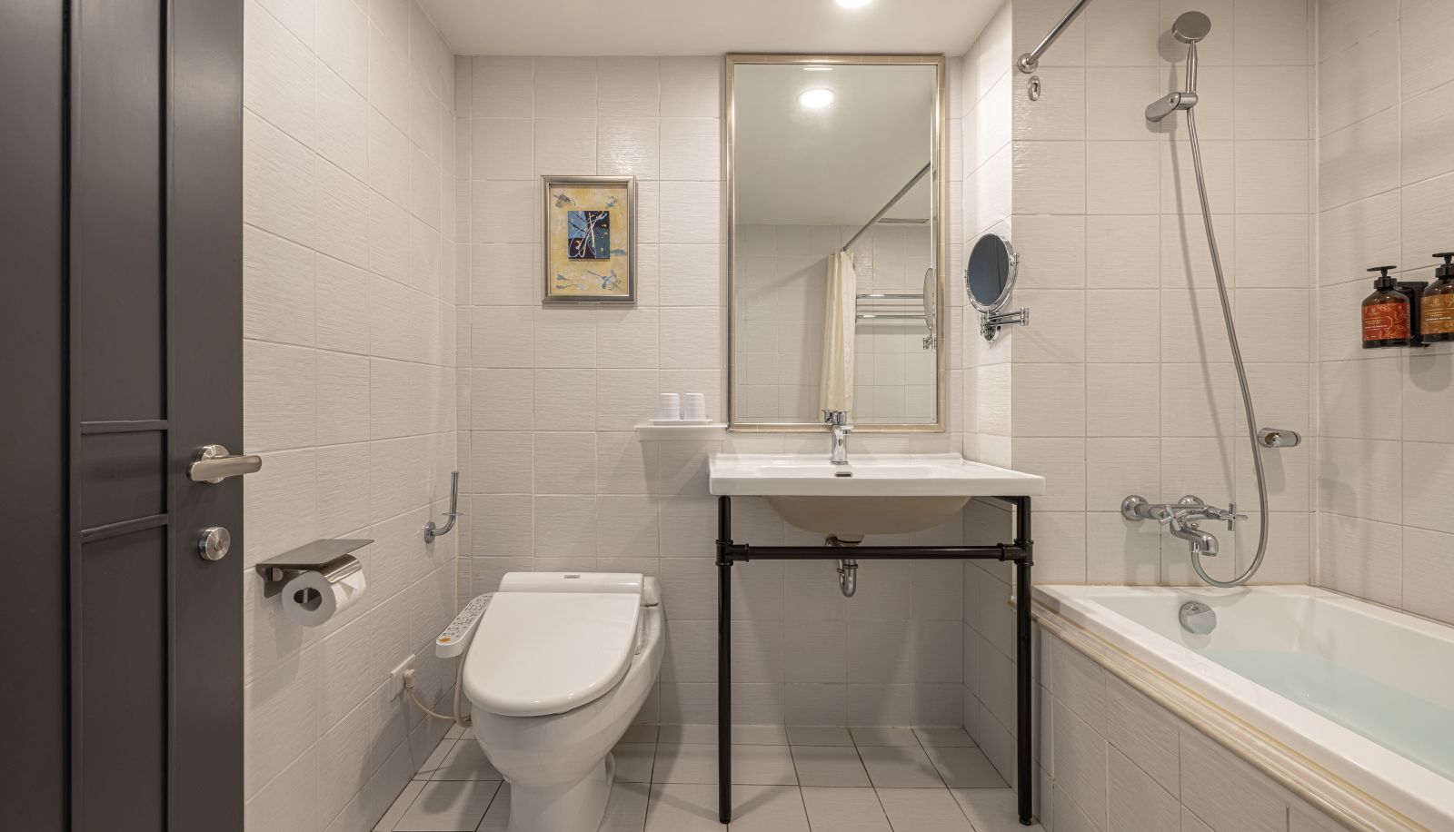 Bathroom - Lakeshore Hotel Metropolis I