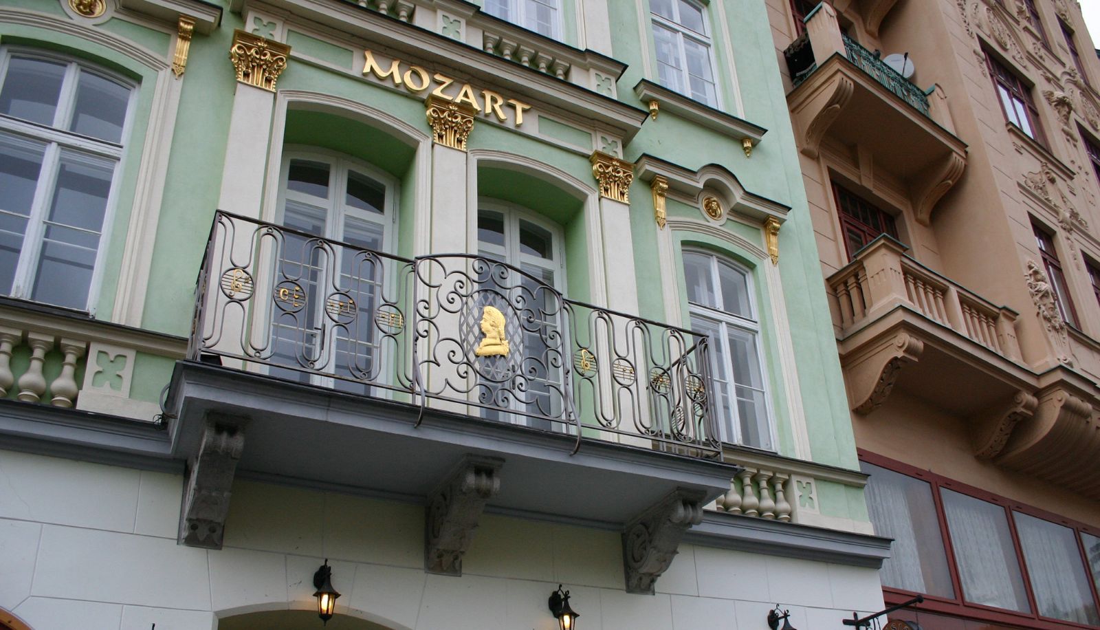 Hotel outdoor area - EA Mozart