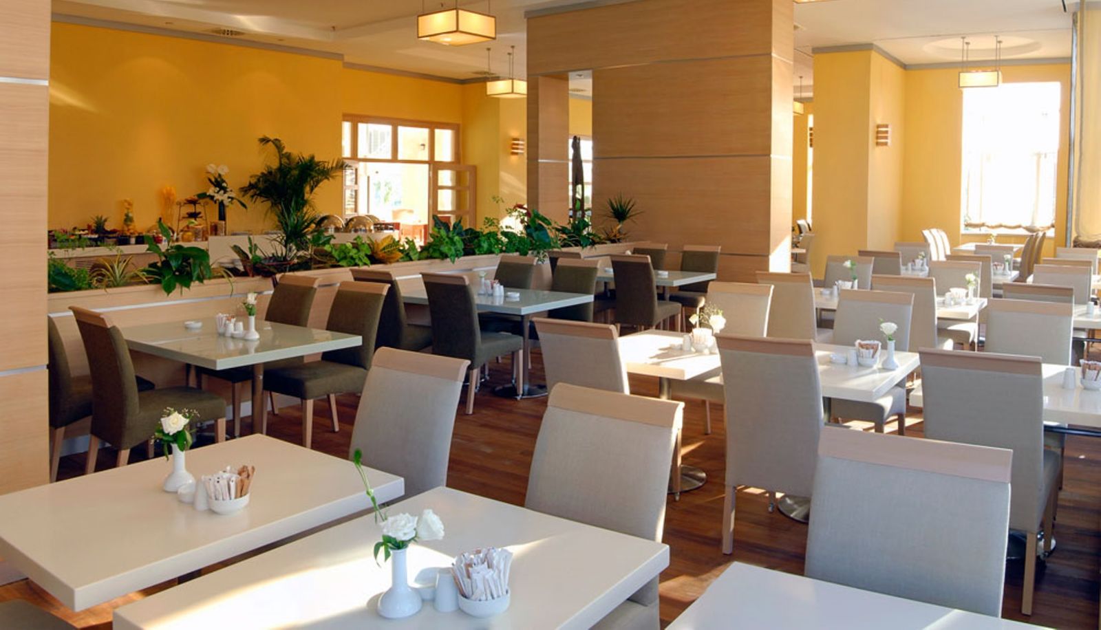 Salle de petit-déjeuner dans le restaurant - WOW Airport Hotel