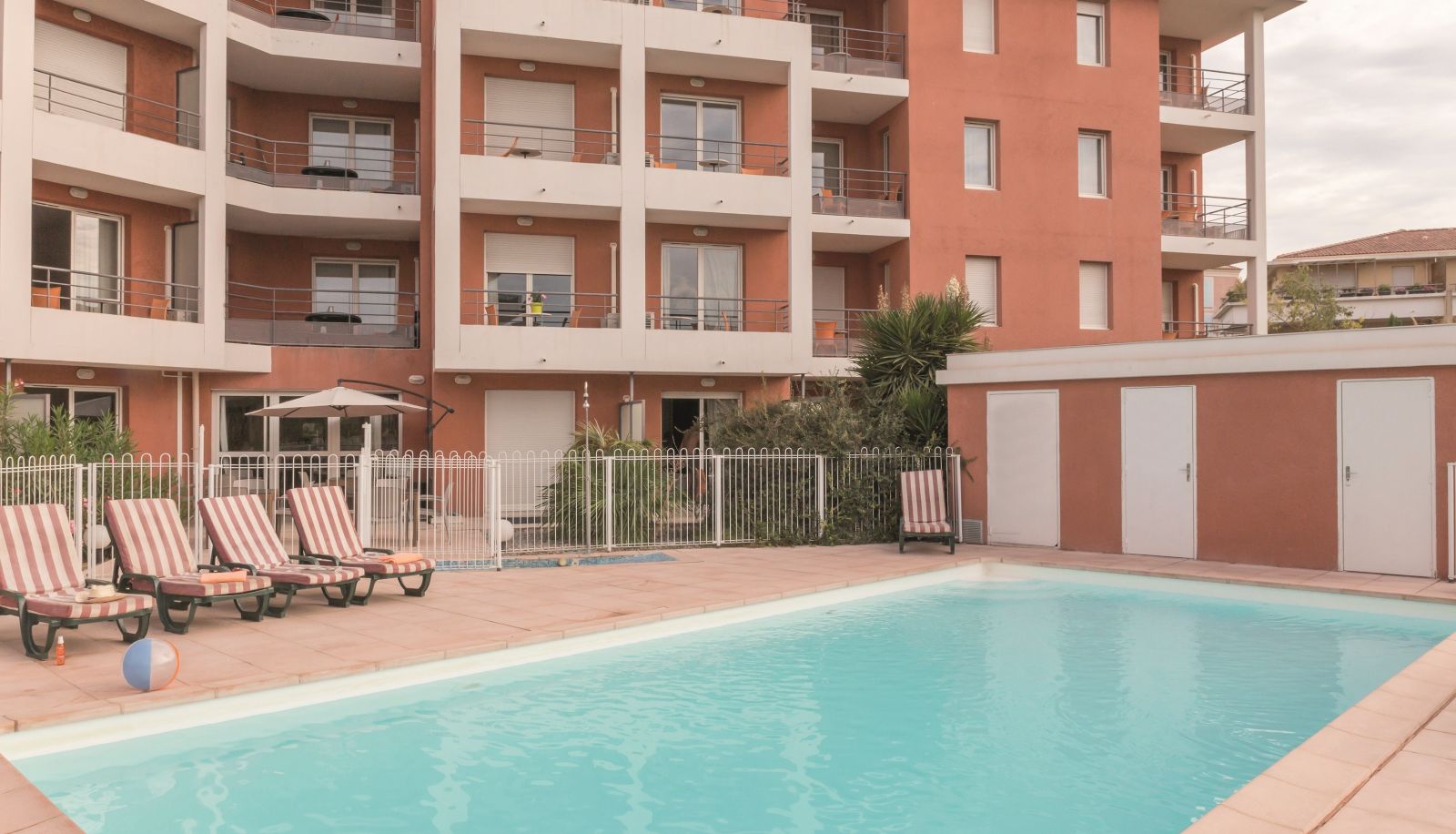 Pool - APPART'CITY CLASSIC AIX-EN-PROVENCE - LA DURANNE