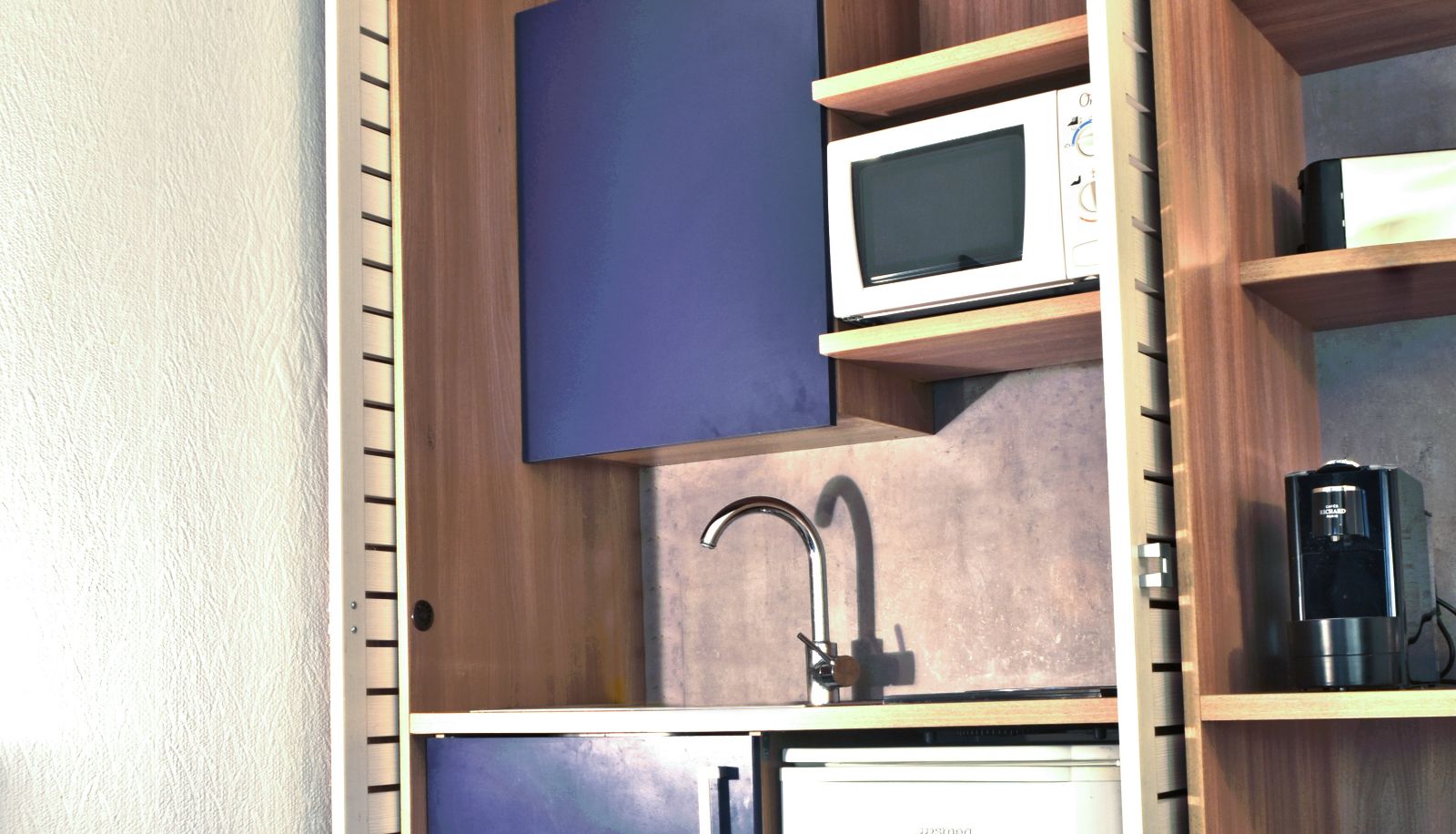 Kitchen area in the room - Art Hôtel Paris est