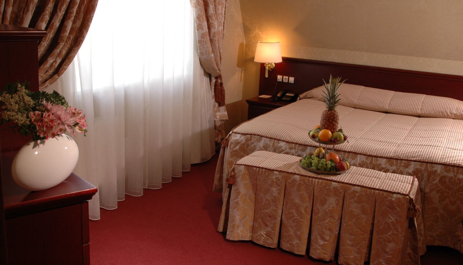 Room - Aurora Аврора