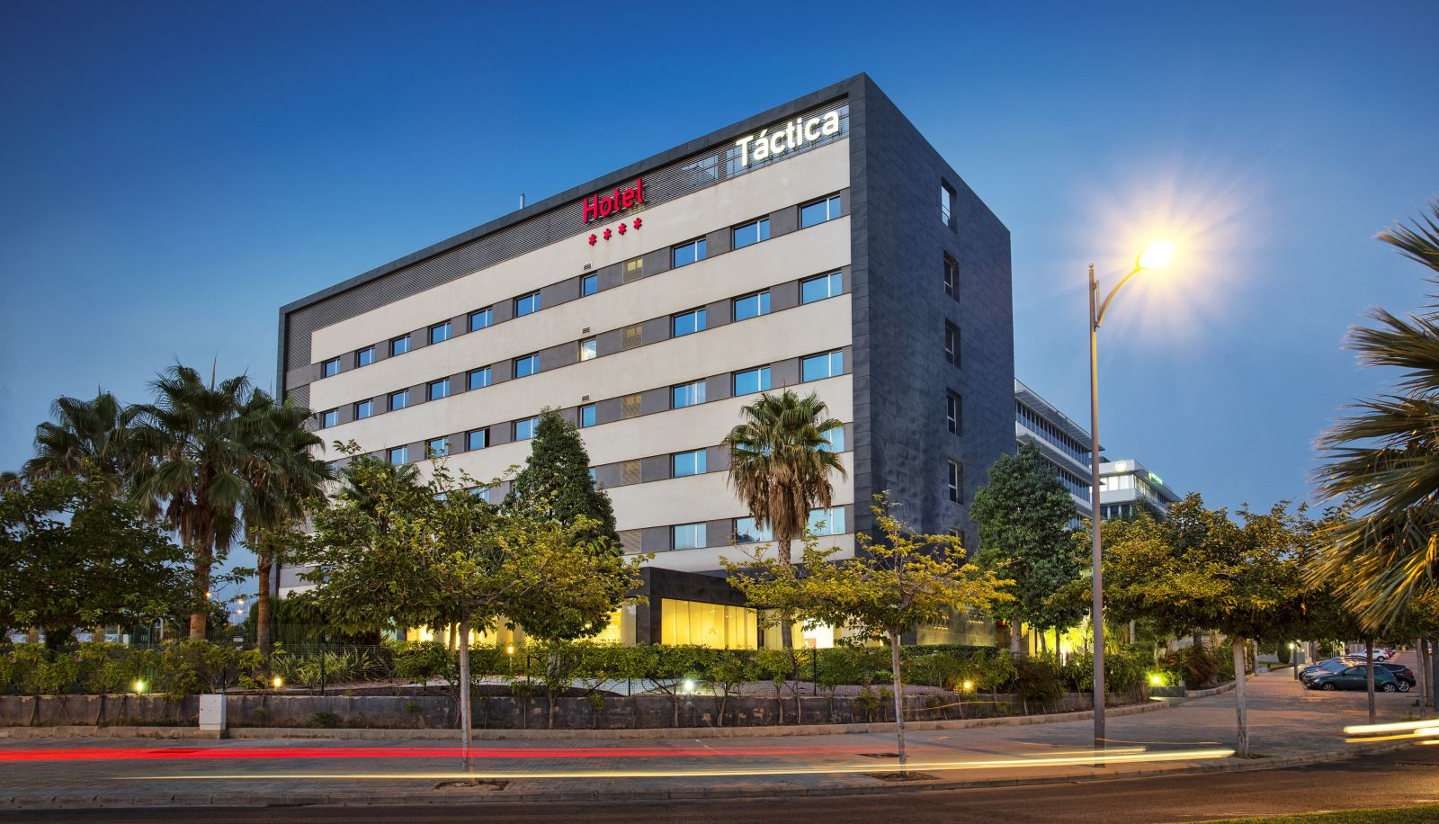 Zona exterior del hotel - AZZ Valencia Táctica