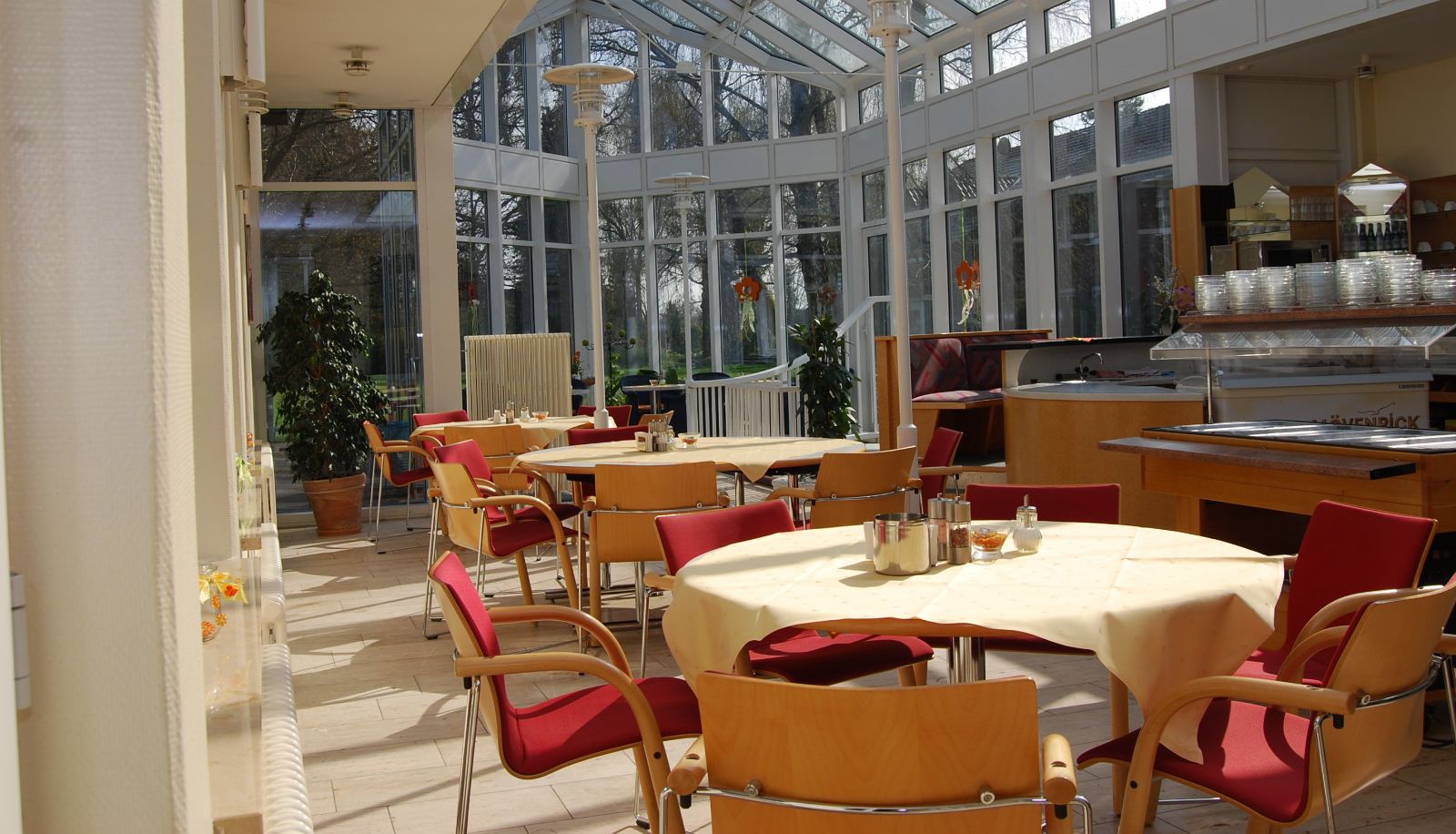 Salle de petit-déjeuner dans le restaurant - Krelingen Freizeit- u. Tagungszentrum