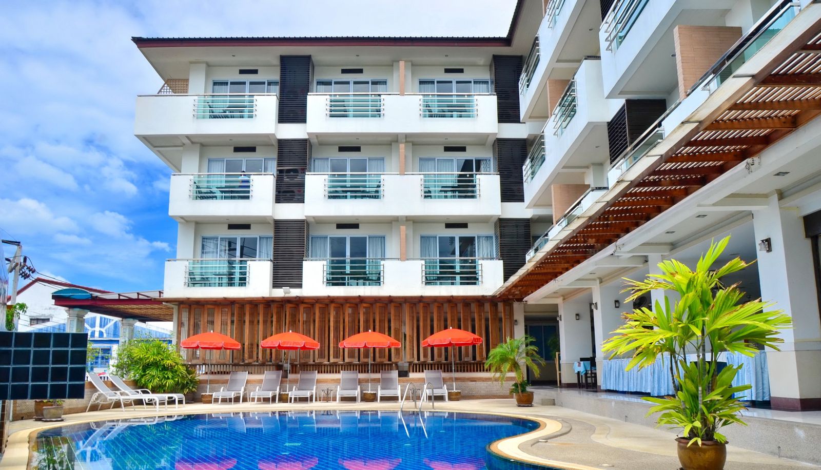 Zona exterior del hotel - First Residence Hotel