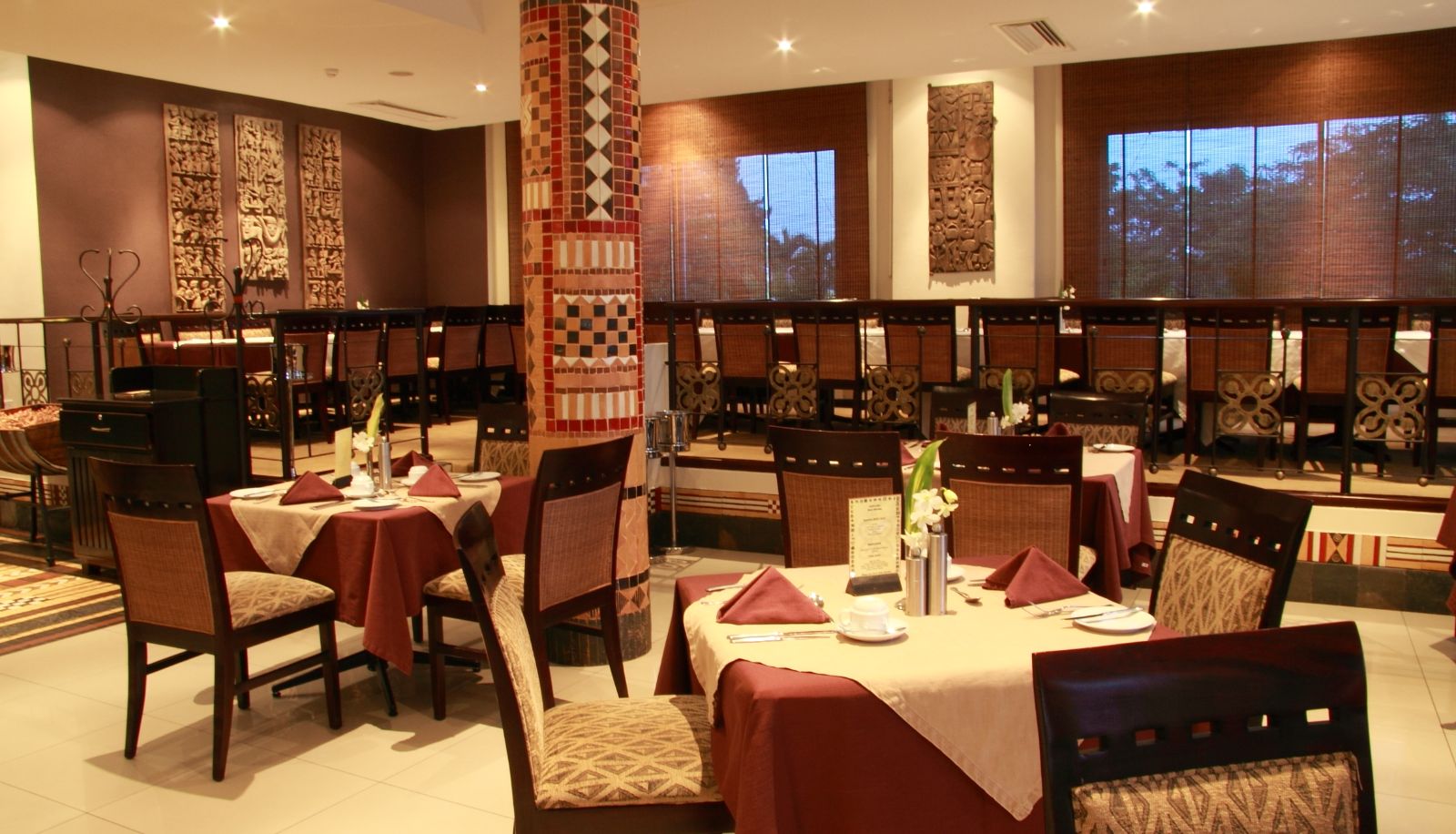 Sala śniadaniowa w restauracji - The African Regent Hotel