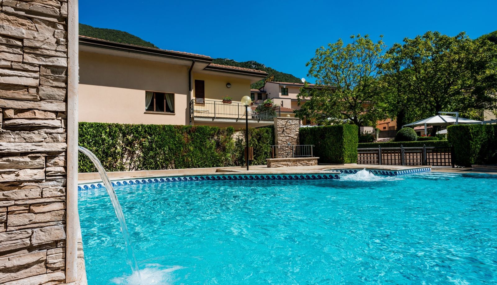 Zwembad - Guesia Village Hotel