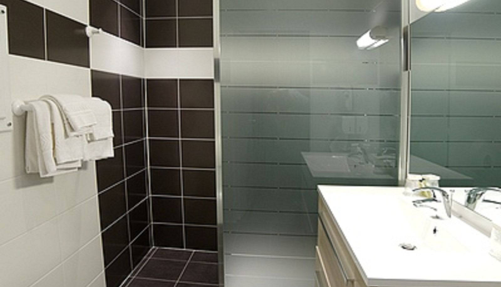 Bathroom - Logis Hotel Le Christina