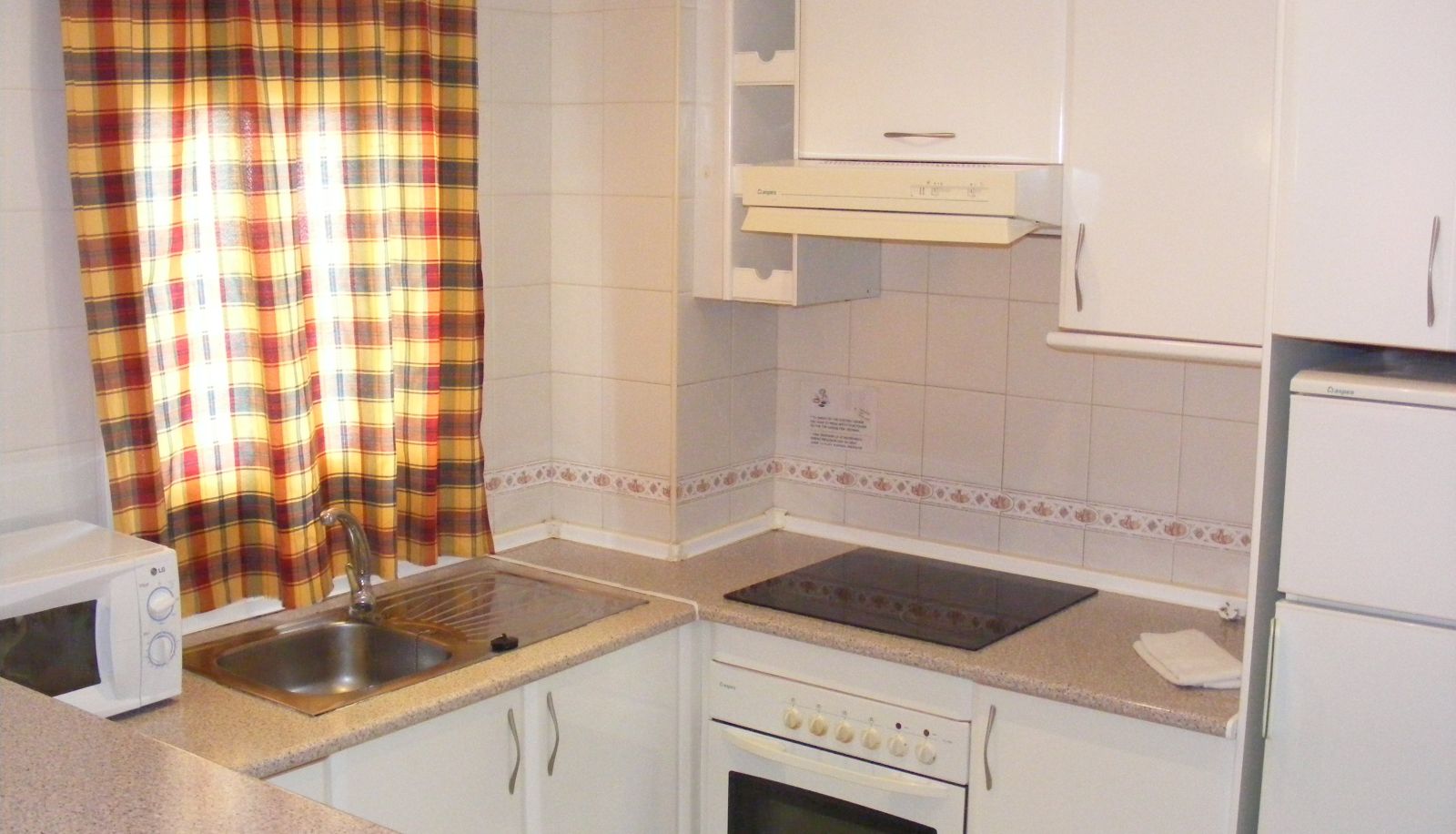 Kitchen area in the room - Las Rosas De Capistrano Apartamentos