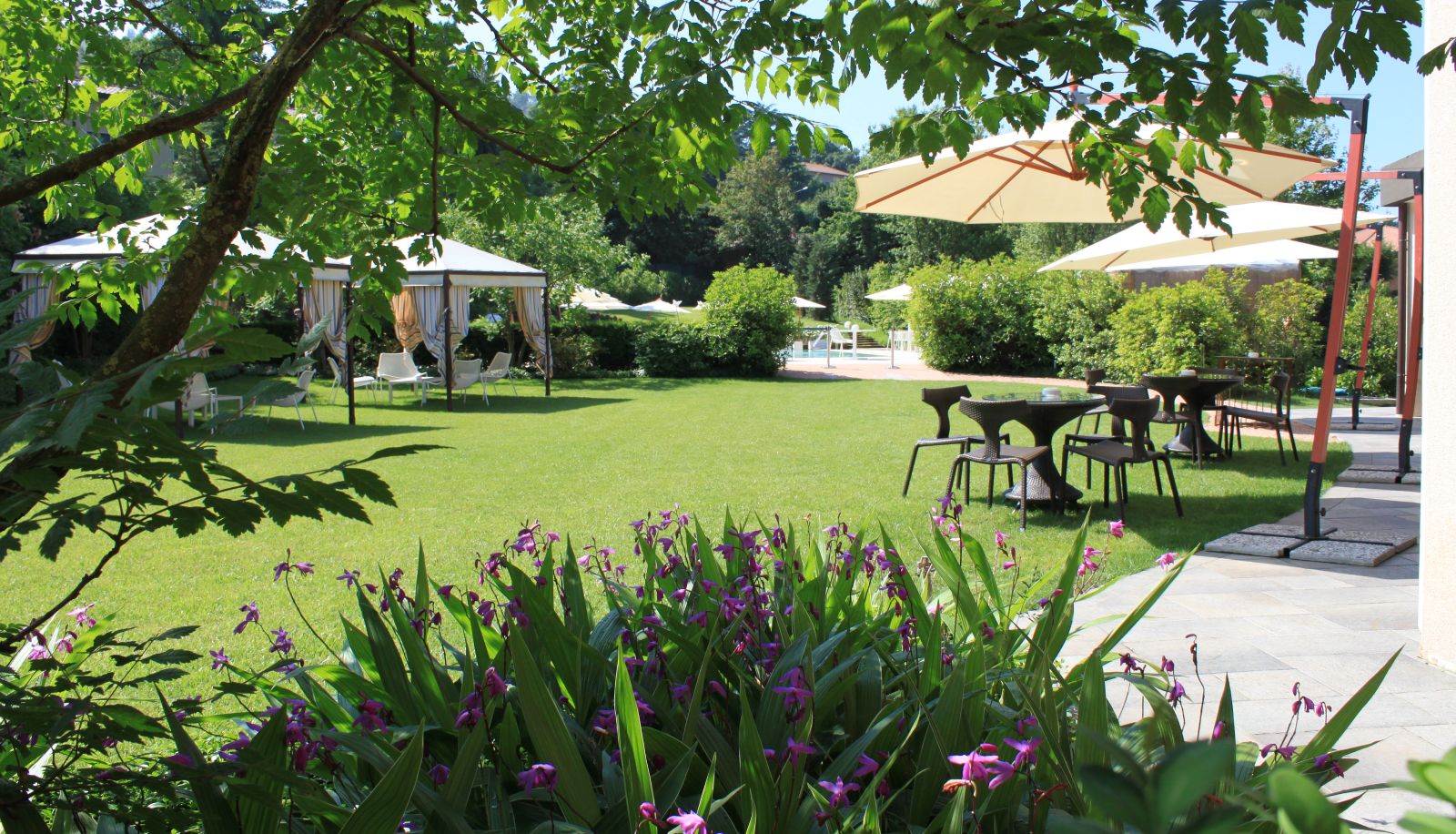 Garden - Red's Hotel