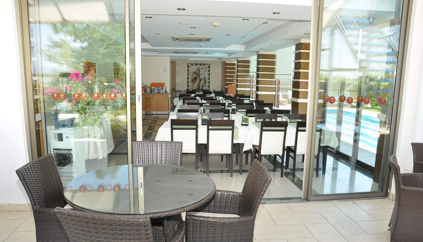 Salle de petit-déjeuner dans le restaurant - Ceres Hotel