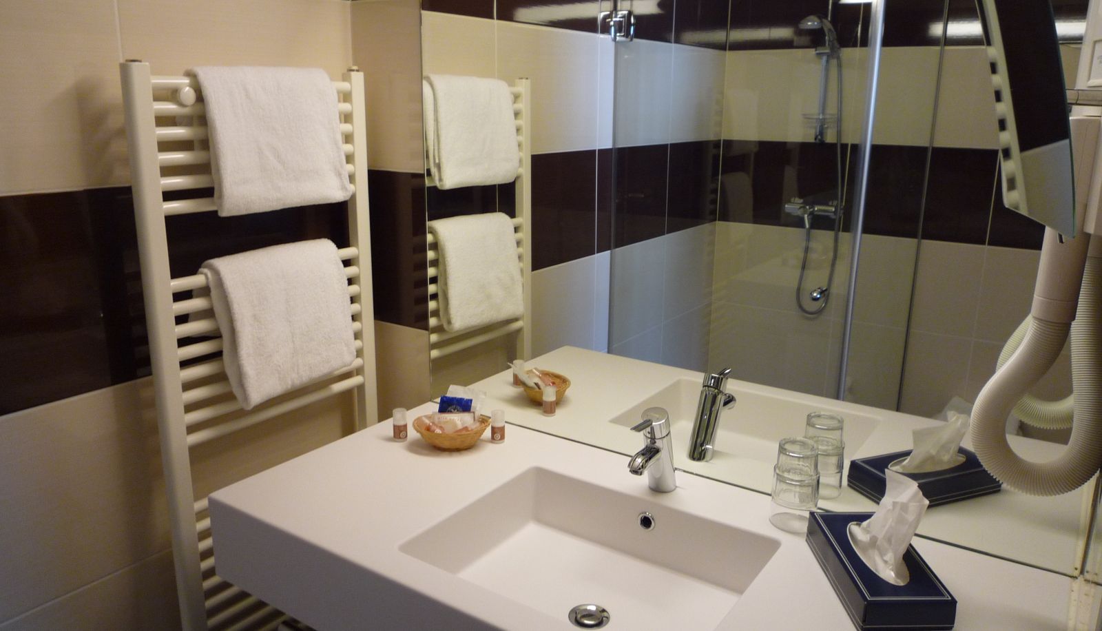 Bathroom - Hôtel Rey du Mont Sion The Originals City Saint-Julien-en-Genevois Sud