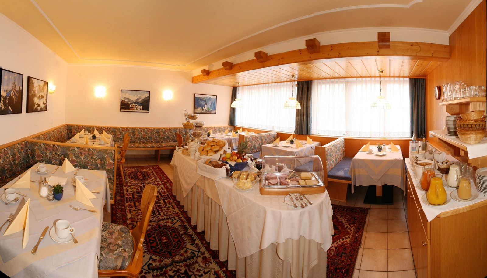 Breakfast room within the restaurant - Pension Tirol