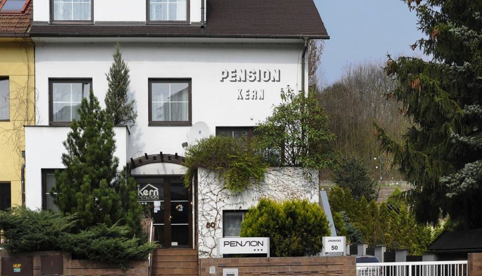 Zona exterior del hotel - Kern Pension