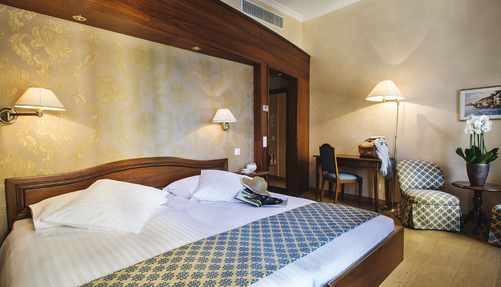Room - International au Lac Historic Lakeside Hotel