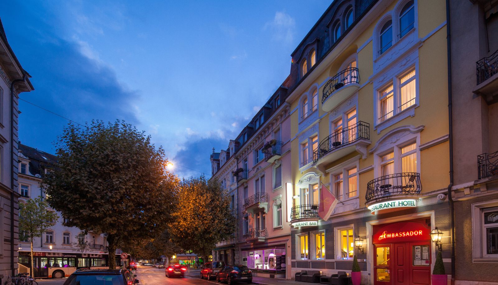 Zona exterior del hotel - Ambassador