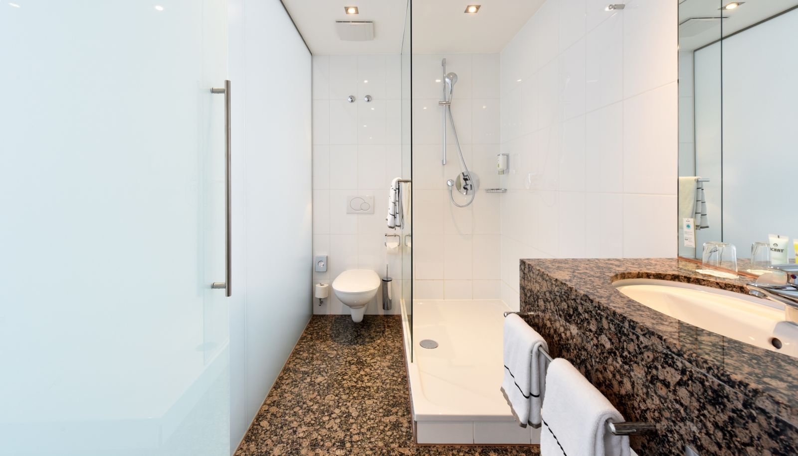 Badezimmer - ACHAT Hotel München Süd