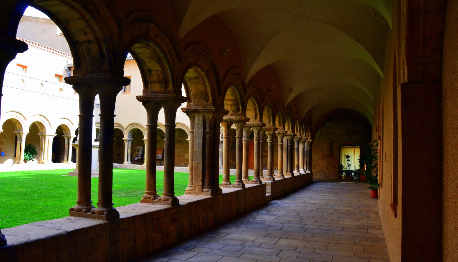 Interior view - Monestir de les Avellanes