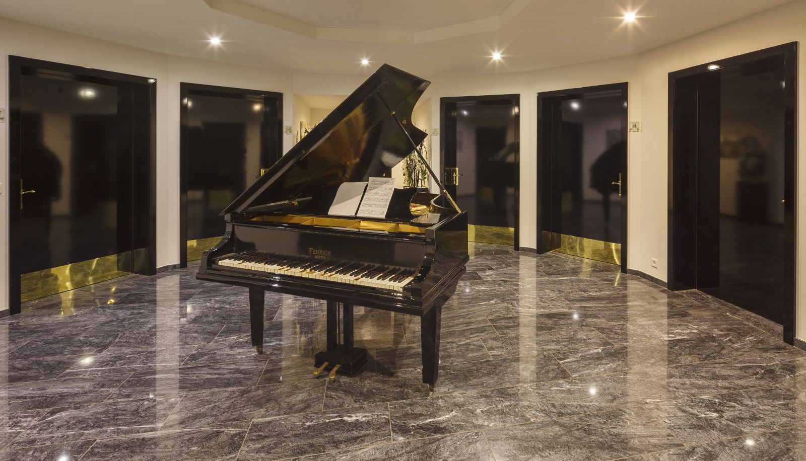 Interno dell'hotel - First