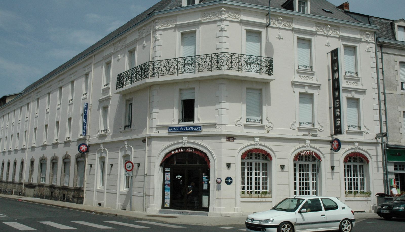 Zewnętrzna część hotelu - Montluçon  Hôtel de l'Univers The Originals Boutique