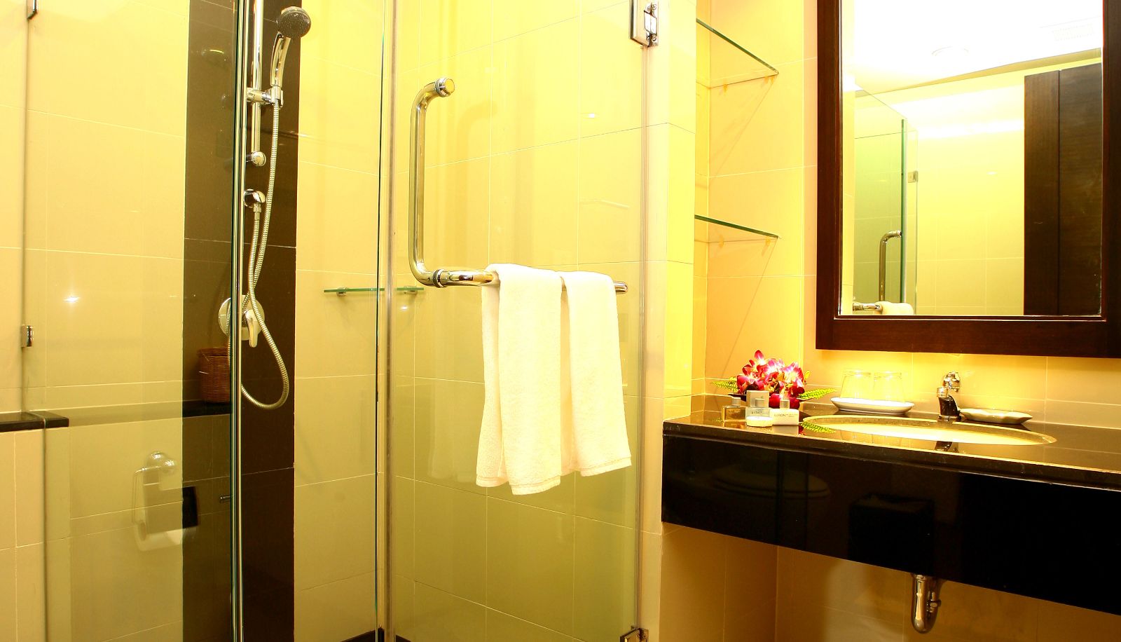 Badezimmer - Cape Racha Hotel & Serviced Apartments