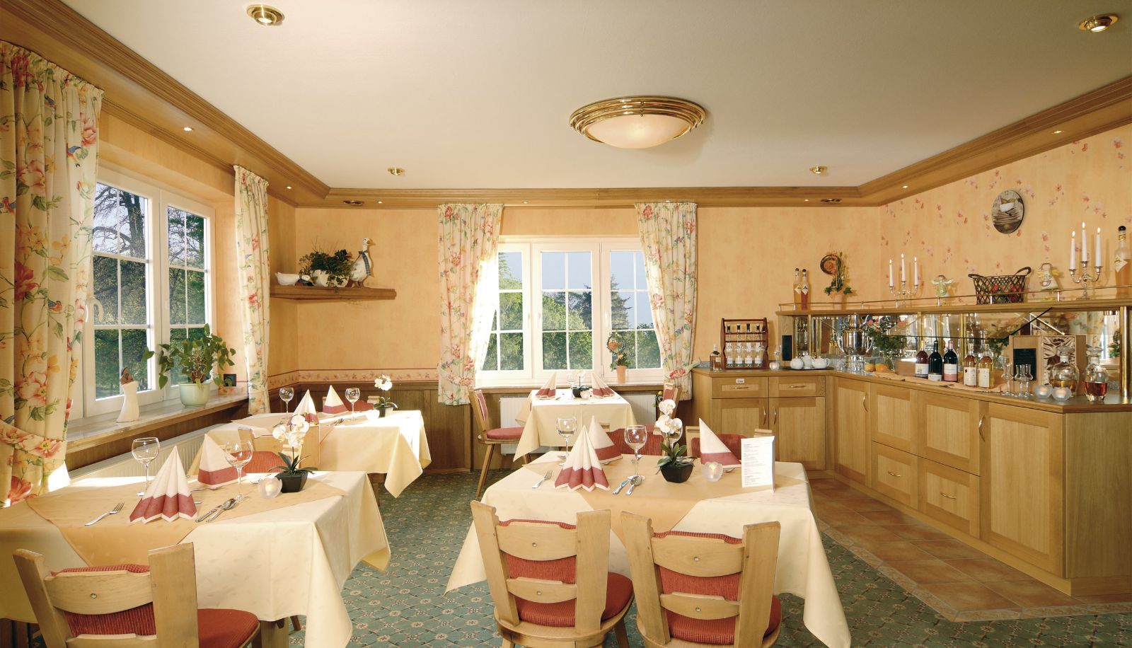 Frühstücksraum innerhalb des Restaurants - Repetal Landhotel