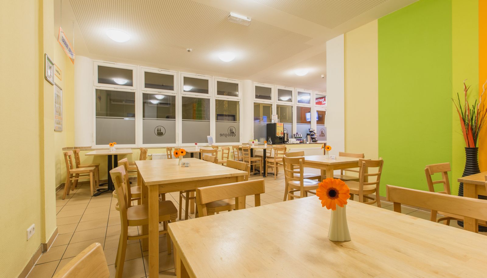 Frühstücksraum innerhalb des Restaurants - a&o Köln Dom Hostel