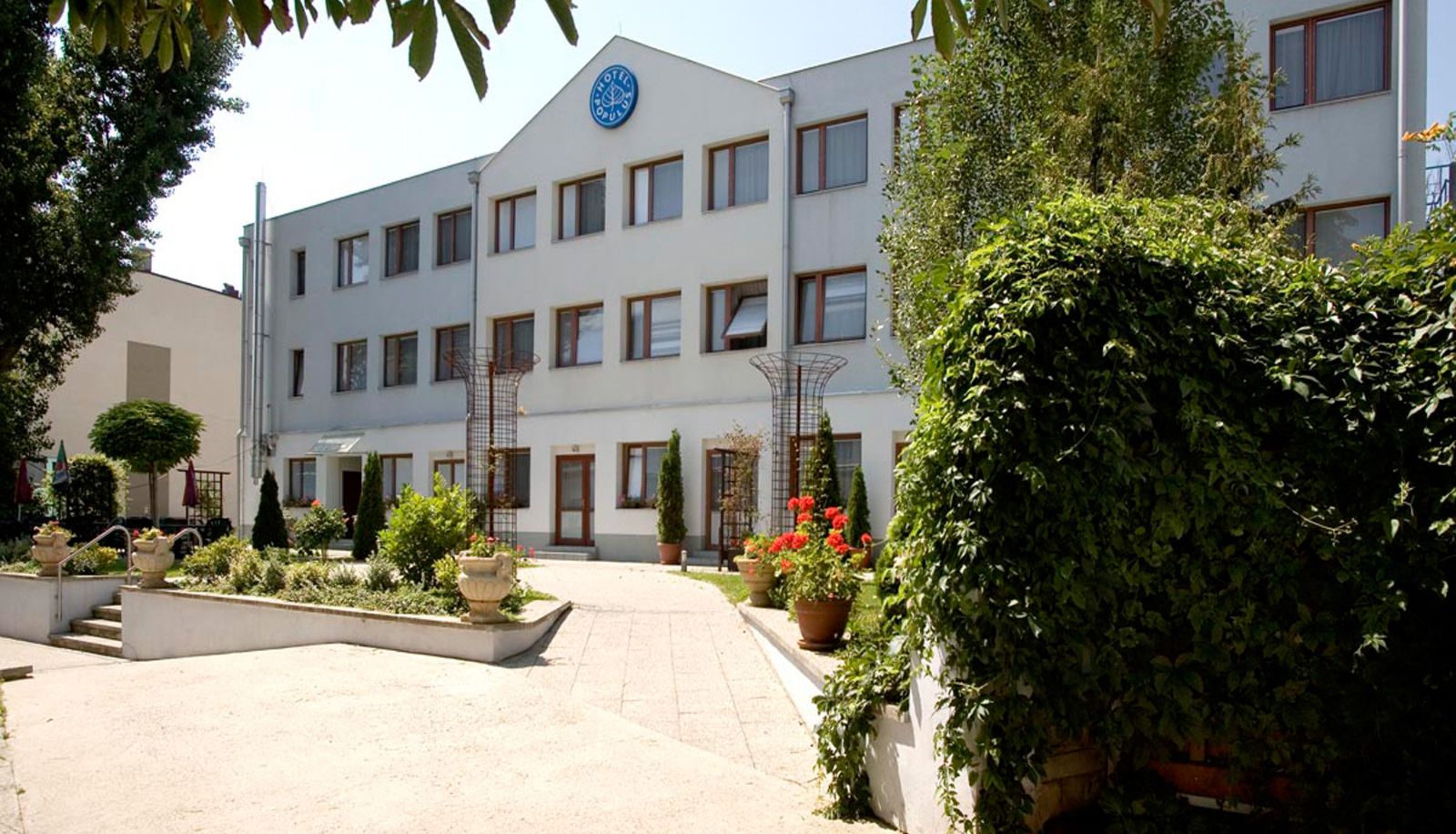Hotel outdoor area - EA Populus