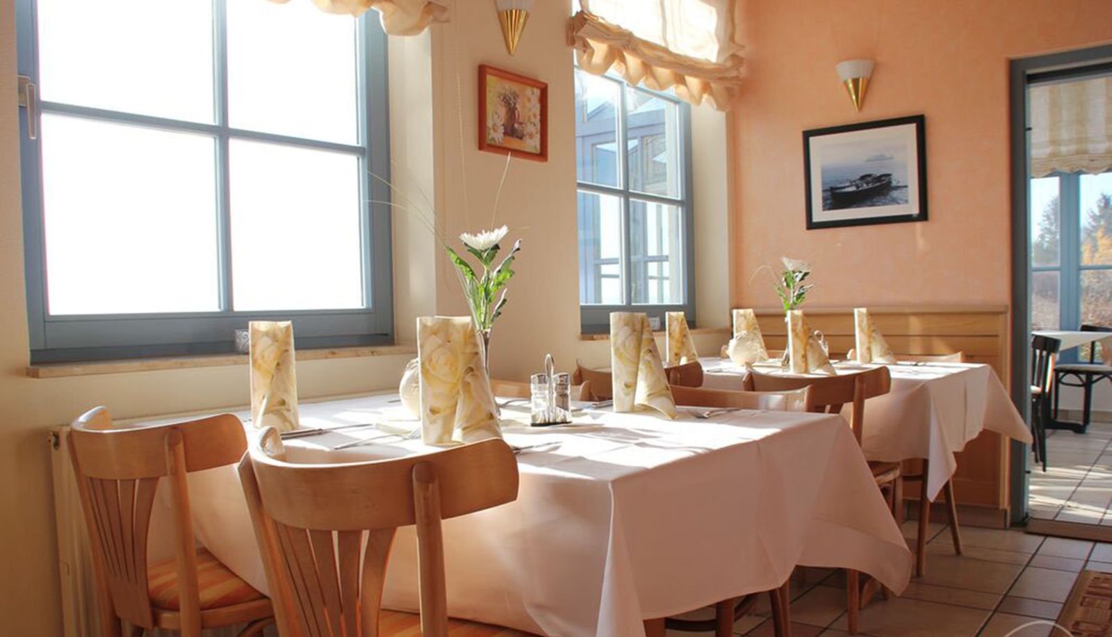 Frühstücksraum innerhalb des Restaurants - Am Rennberg