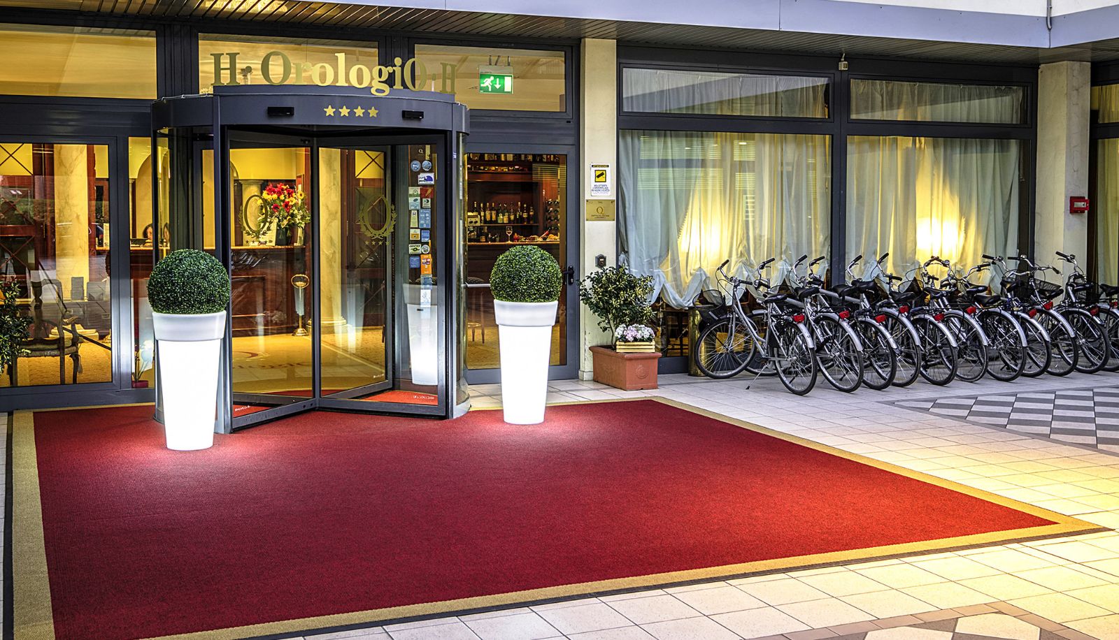 Hotel outdoor area - Orologio
