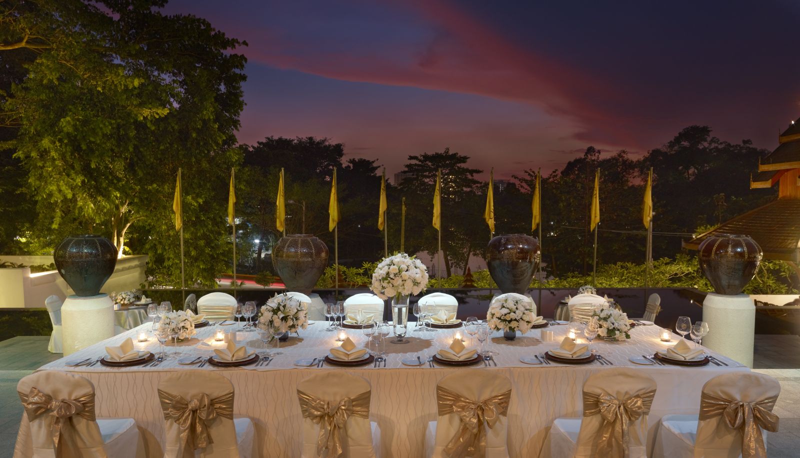 Terrace - Chatrium Hotel Royal Lake Yangon