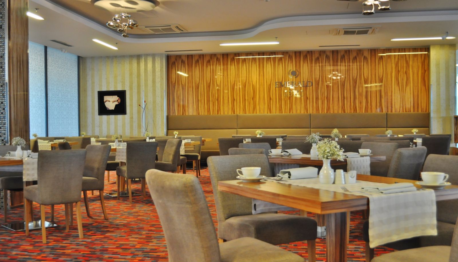 Sala de desayunos dentro del restaurante - Emerald Hotel