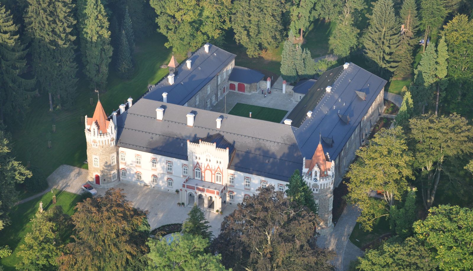 Hotel outdoor area - Chateau Herálec & Spa by L'OCCITANE