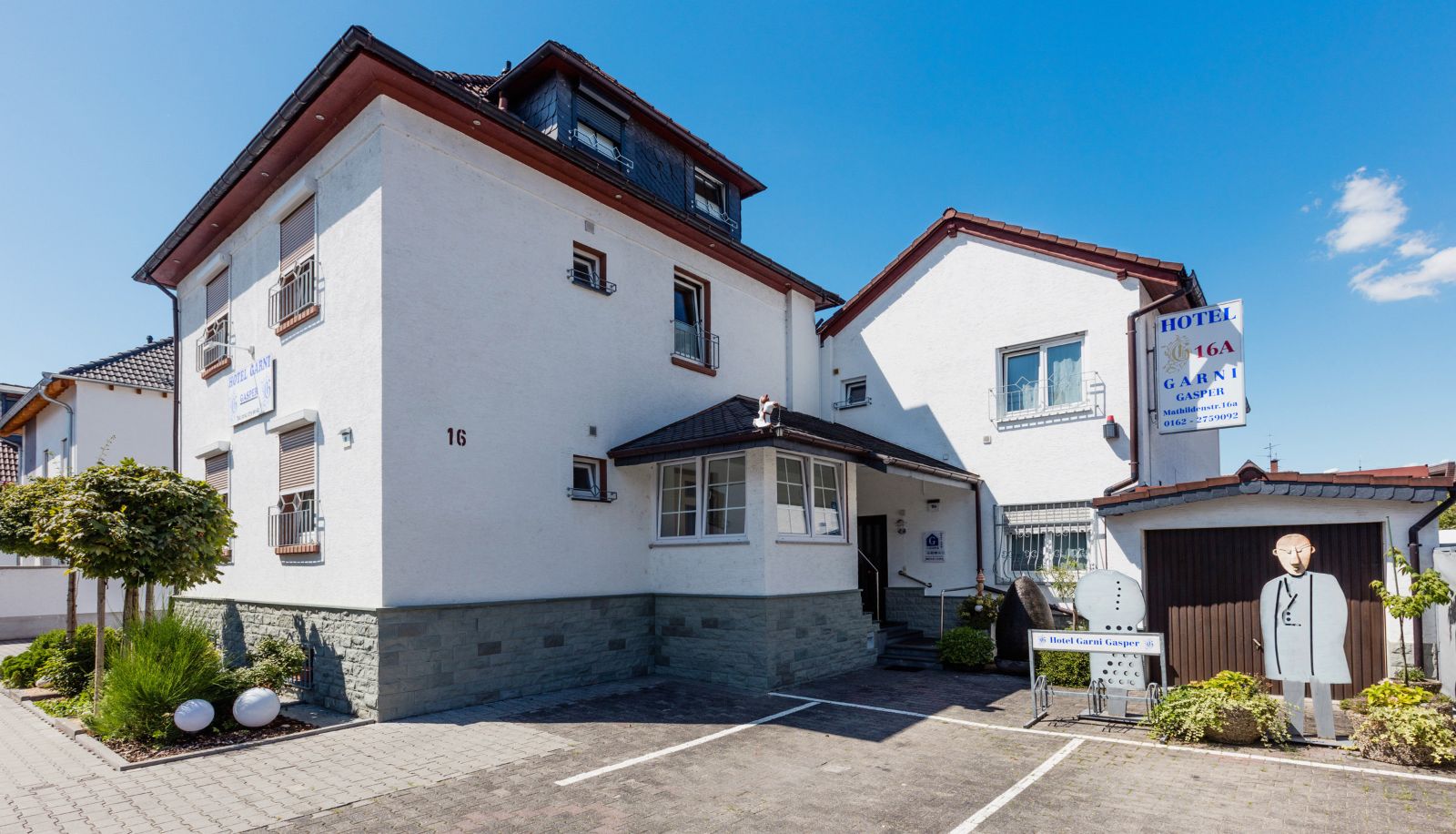Buitenruimte van het hotel - Gasper Business & Garden Hotel