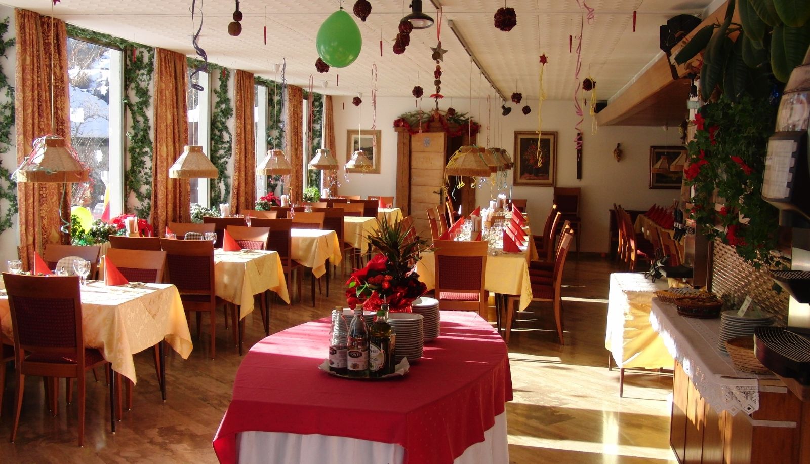 Salle de petit-déjeuner dans le restaurant - Villa Emilia