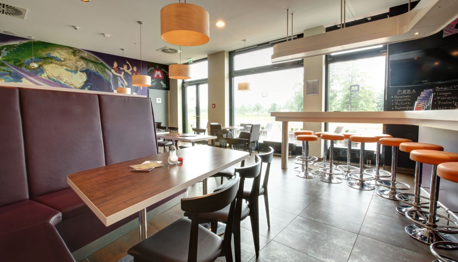 Bar - MEININGER Hotel Frankfurt Airport