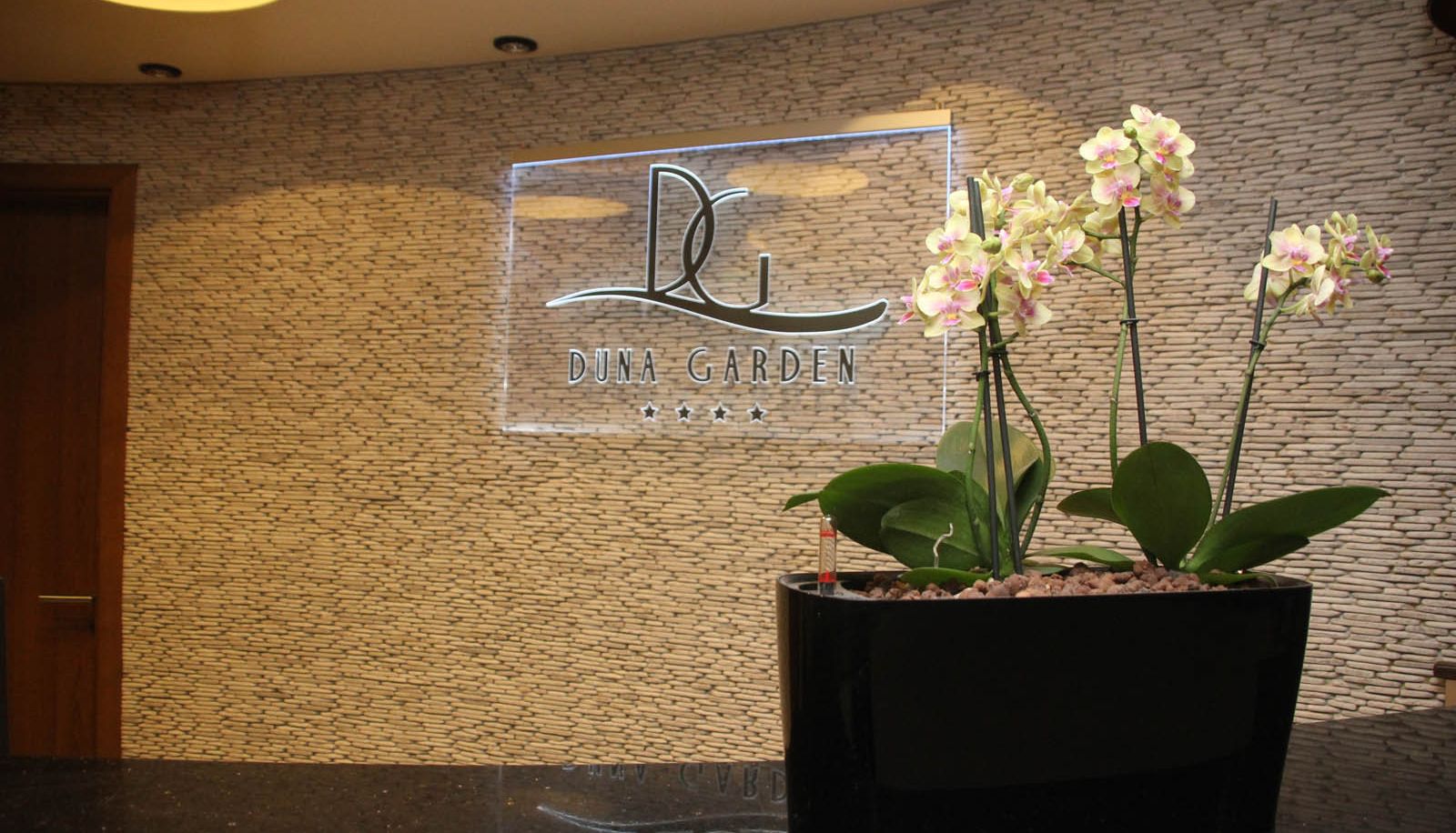 Reception - Duna Garden