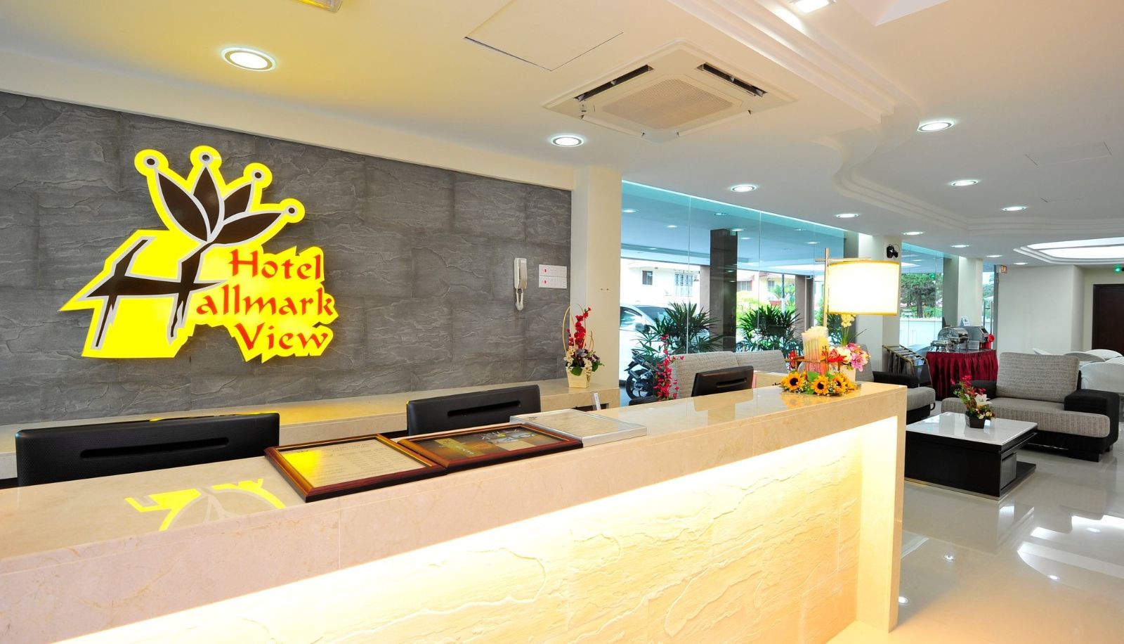 Hal - Hallmark View Hotel