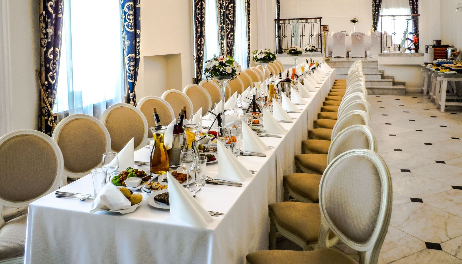 Sala śniadaniowa w restauracji - Sobienie Królewskie Golf & Country Club