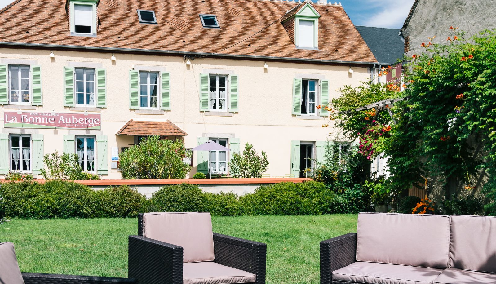 Garden - La Bonne Auberge Logis