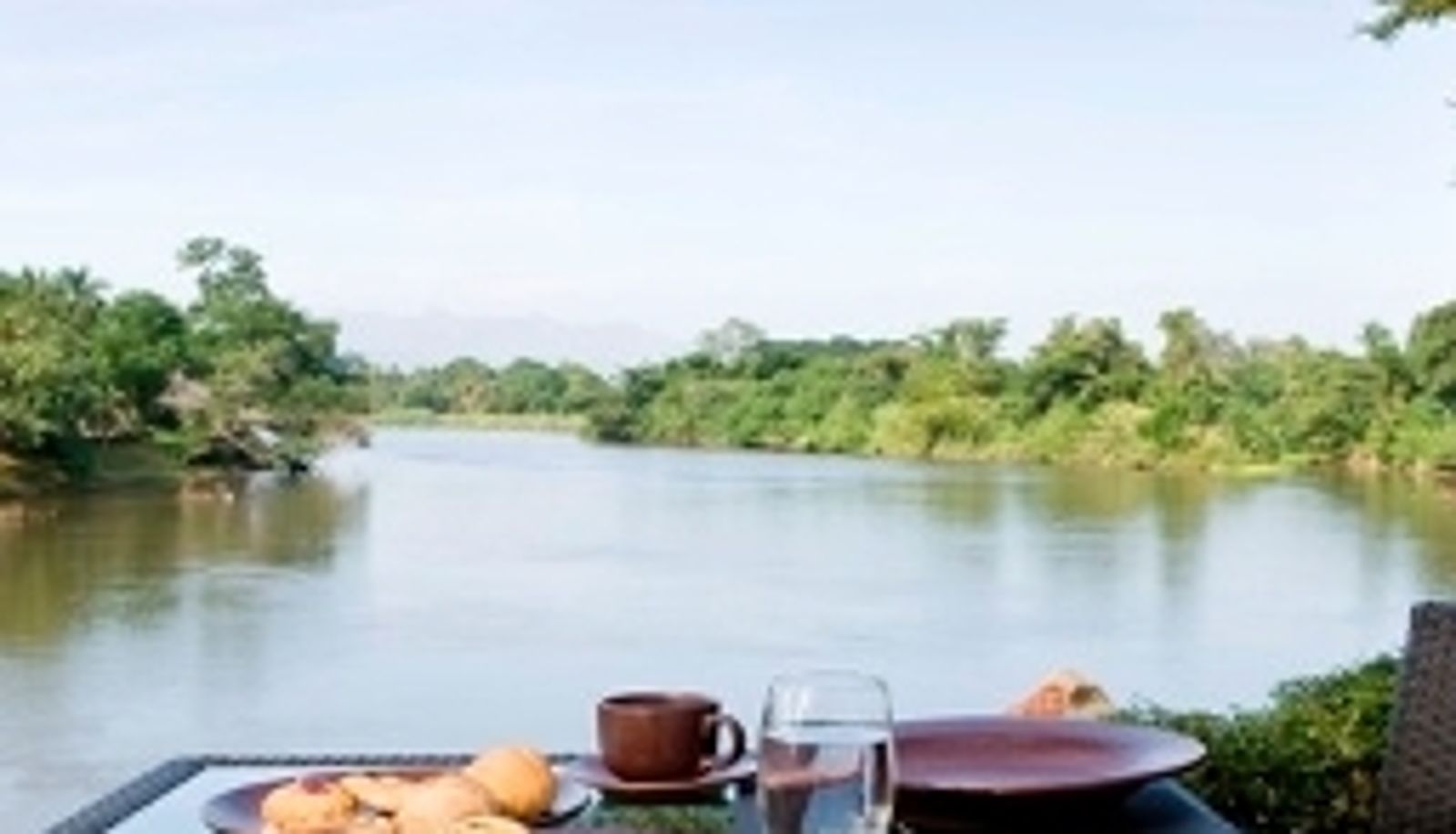Frühstücksraum innerhalb des Restaurants - U Inchantree Kanchanaburi