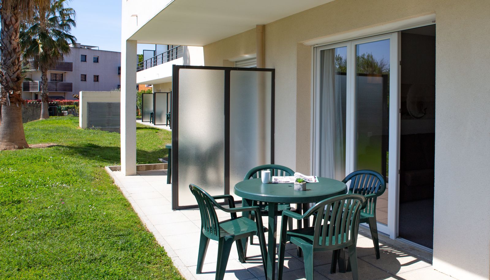 Zimmer mit Terrasse - Comfort Aparthotel Cannes Mandelieu Residence de Tourisme