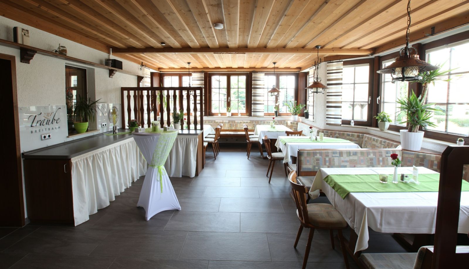 Sala de desayunos dentro del restaurante - Zur Traube