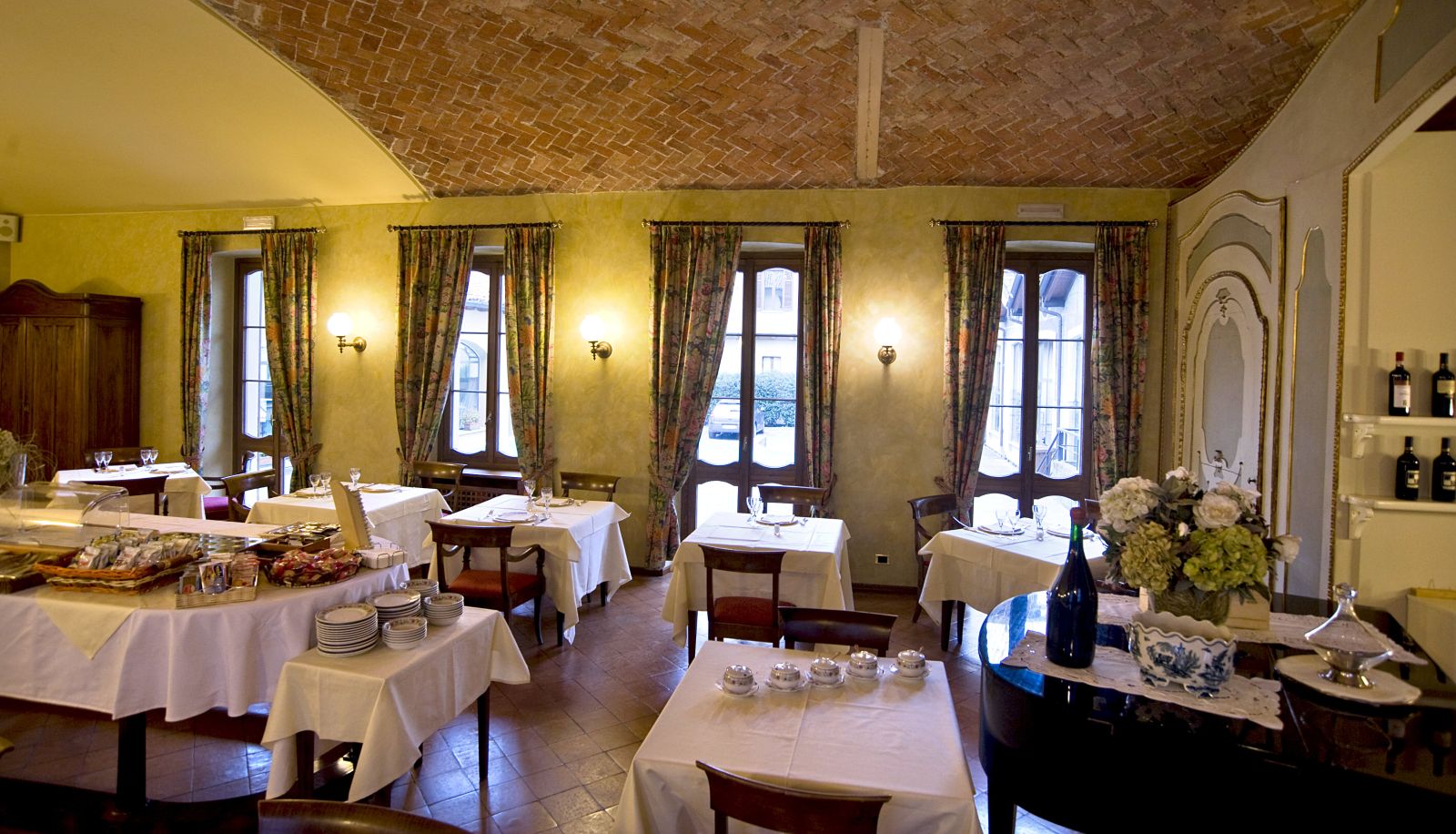 Salle de petit-déjeuner dans le restaurant - Le Due Corti