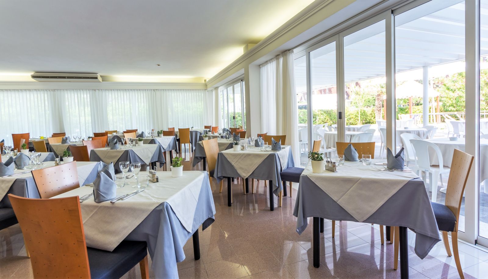 Frühstücksraum innerhalb des Restaurants - Smeraldo